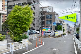 直進すると左手側にある茶色い3階建ての建物が弊社オフィスです。